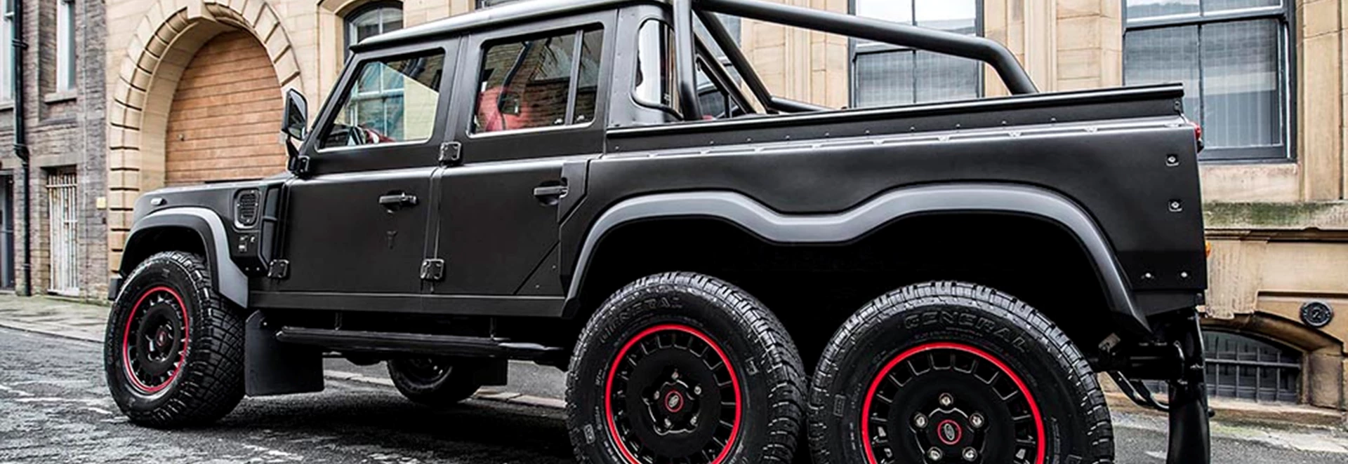 Kahn Automobiles sends off the Land Rover Defender in style